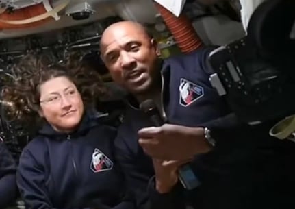 Victor Glover, piloto del Artemis II: “Esto que llamamos universo es un montón de nada, ustedes tienen un oasis donde podemos existir juntos” imagen-14