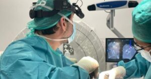 Corrigen una escoliosis severa en una mujer de 80 años mediante una técnica mínimamente invasiva imagen-3