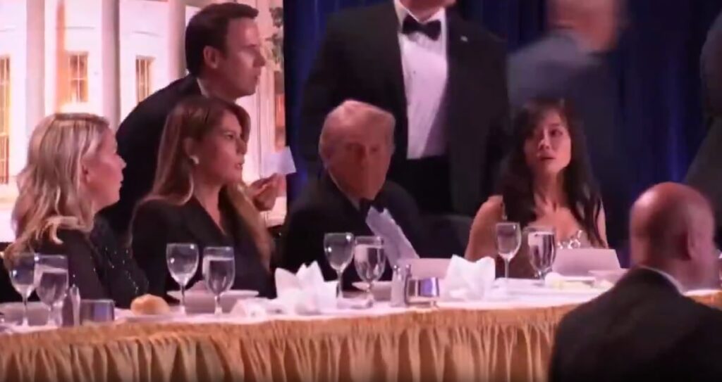 Los videos del momento en el que los agentes del Servicio Secreto evacuaron a Donald Trump imagen-5