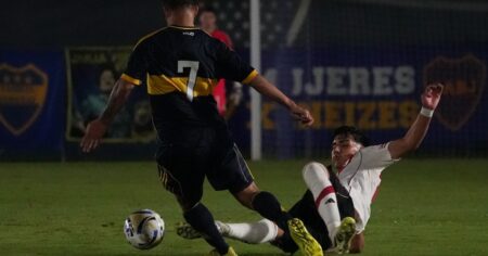 Video: la roja directa a un defensor de River en el superclásico de Reserva imagen-21