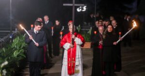 El Papa León XIV cargó la cruz en el Vía Crucis del Viernes Santo ante rezos contra las guerras y el abuso de poder imagen-3