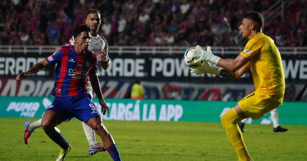 Los videos del Estudiantes-San Lorenzo: la sanguinaria patada de Palacios, la plancha de González Pírez, un insólito errado y el gol imagen-39