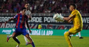 Los videos del Estudiantes-San Lorenzo: la sanguinaria patada de Palacios, la plancha de González Pírez, un insólito errado y el gol imagen-2