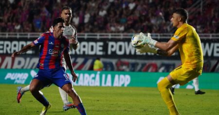 Los videos del Estudiantes-San Lorenzo: la sanguinaria patada de Palacios, la plancha de González Pírez, un insólito errado y el gol imagen-16