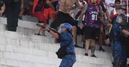 Caos en el superclásico de Paraguay: disturbios con la policía, heridos y suspensión del partido imagen-71