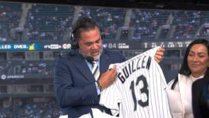 En Chicago: el venezolano Ozzie Guillén rompió en llanto en vivo al enterarse de que los White Sox retirarán su número En Chicago: el venezolano Ozzie Guillén rompió en llanto en vivo al enterarse de que los White Sox retirarán su número imagen-2