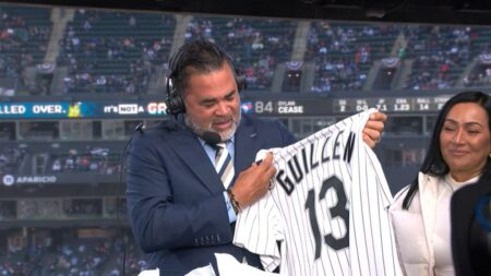 En Chicago: el venezolano Ozzie Guillén rompió en llanto en vivo al enterarse de que los White Sox retirarán su número En Chicago: el venezolano Ozzie Guillén rompió en llanto en vivo al enterarse de que los White Sox retirarán su número imagen-5