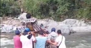 Sin ambulancias ni helicóptero: aislados por las lluvias, tuvieron que armar una camilla para cruzar a un enfermo por un río imagen-4