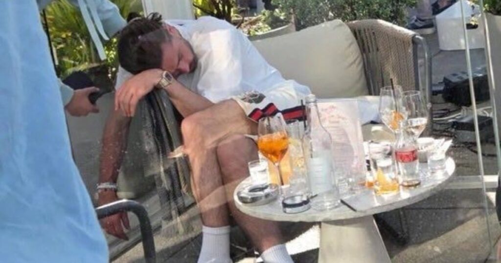 Crece la preocupación por Jack Grealish: salió de fiesta, tomó alcohol y se durmió en una silla Crece la preocupación por Jack Grealish: salió de fiesta, tomó alcohol y se durmió en una silla imagen-5