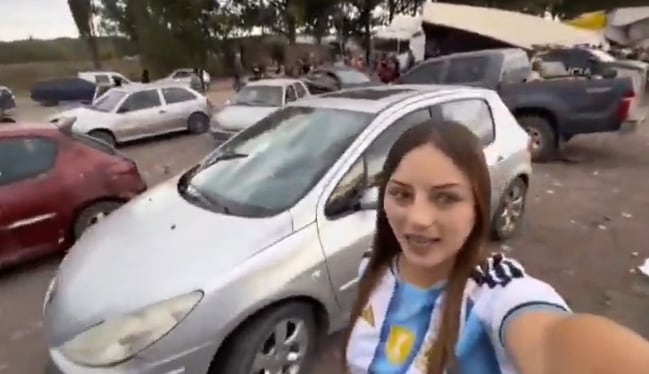 Un camión que transportaba aceite de oliva volcó y una joven influencer se grabó mientras saqueaba imagen-4