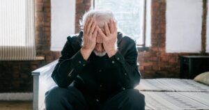 La psicología dice que los adultos que no tienen amigos no son introvertidos o fríos: aprendieron que dejar acercar a otros es la forma más rápida de salir lastimados imagen-3