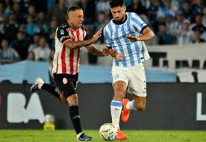 Racing jugó casi todo el partido con un futbolista menos y ganaba, pero no aguantó ante Barracas Central imagen-3