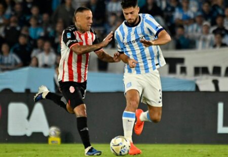 Racing jugó casi todo el partido con un futbolista menos y ganaba, pero no aguantó ante Barracas Central imagen-10
