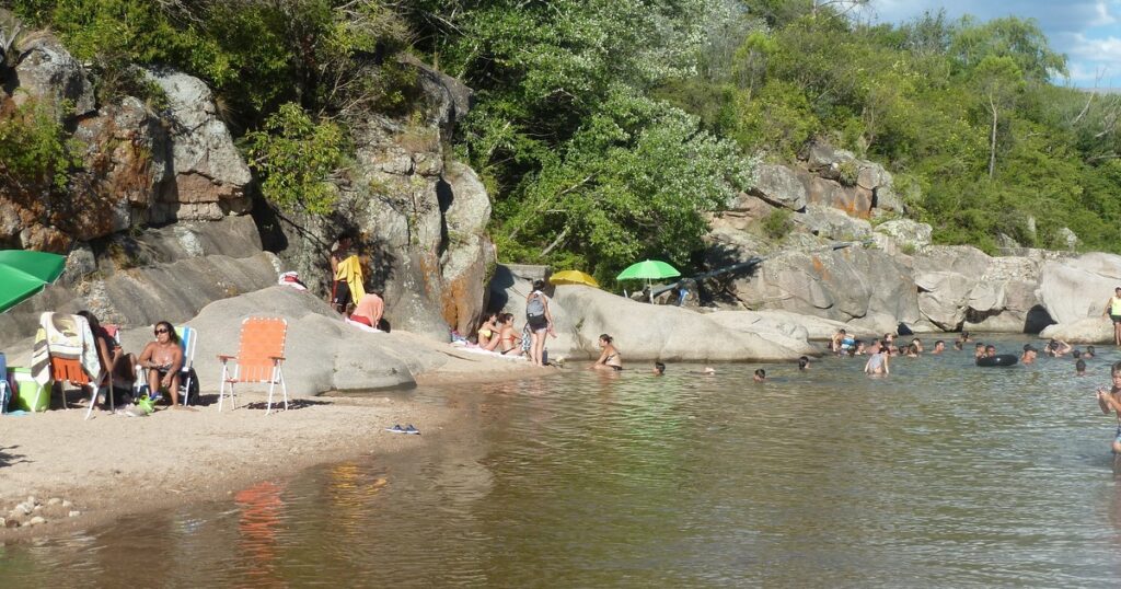 Córdoba: un turista murió ahogado tras tirarse a nadar a un río mientras estaba de vacaciones con su mujer imagen-100