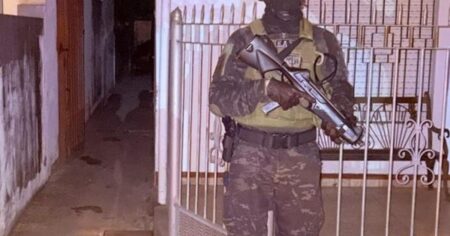 Allanan dos casas, pero encuentran cocaína y marihuana en el lugar menos pensado: en el asiento de bebé del auto imagen-9