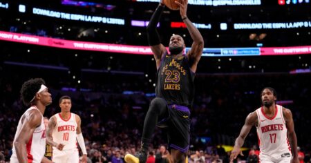 Con otro gran partido de LeBron James, los Lakers le volvieron ganar a los Rockets y lideran la serie imagen-11