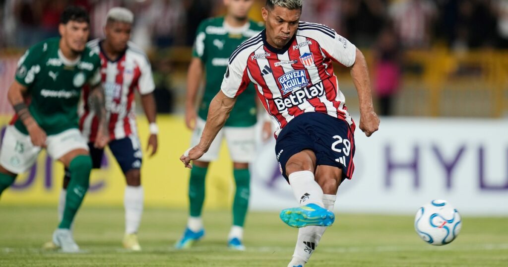 Teo Gutiérrez, inoxidable: a los 40 años, puso en ventaja a Junior frente a Palmeiras imagen-5