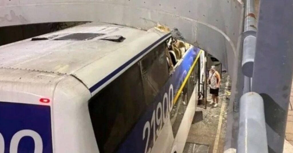 Insólito accidente de hinchas de Chaco For Ever en Banfield: el micro que los trasladaba se incrustó en un paso bajo nivel, hubo heridos imagen-101