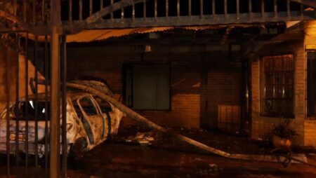 Se incendió un auto en plena madrugada en Posadas por un posible cortocircuito imagen-12