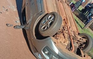 Se le cayó el mate, se distrajo y terminó volcando en plena calle imagen-2