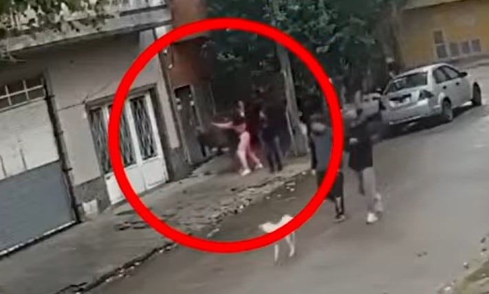 Una adolescente apuñaló a un compañero frente al colegio, en San Martín imagen-96