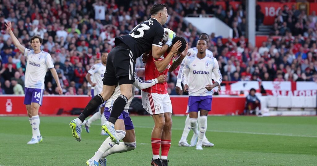 Video: la tremenda atajada de Dibu en Europa League imagen-4