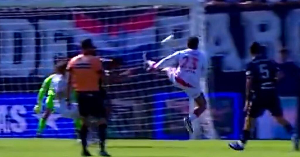 Planchazo a la cabeza y roja: así fue la expulsión de Hernán López Muñoz Planchazo a la cabeza y roja: así fue la expulsión de Hernán López Muñoz imagen-5