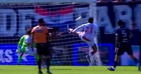 Planchazo a la cabeza y roja: así fue la expulsión de Hernán López Muñoz Planchazo a la cabeza y roja: así fue la expulsión de Hernán López Muñoz imagen-5