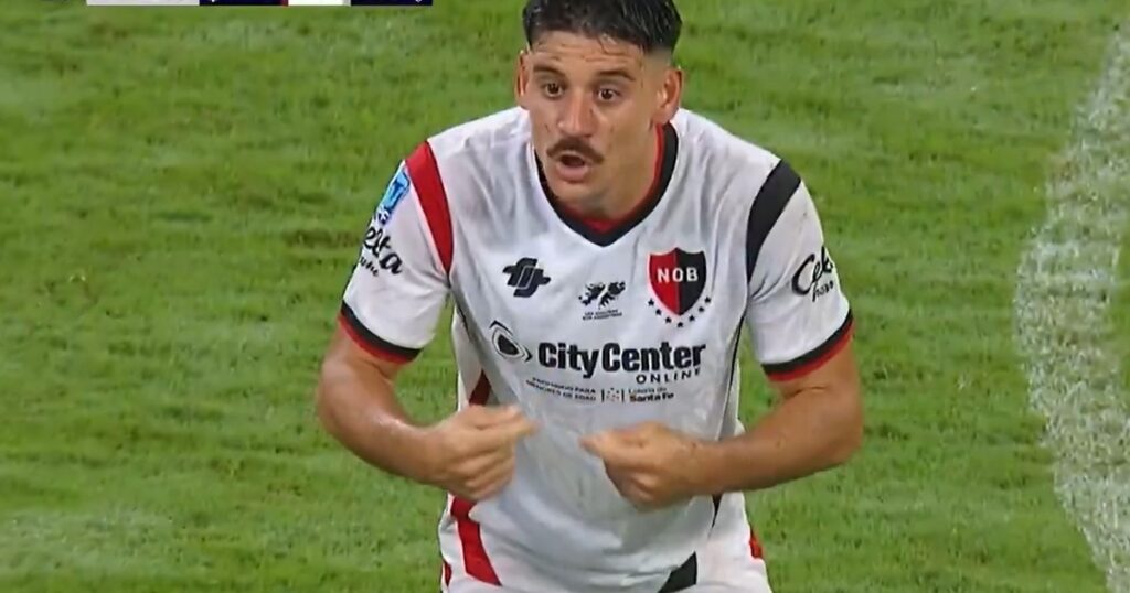 Video: la insólita y caliente reacción del Zorro Cóccaro tras ser reemplazado Video: la insólita y caliente reacción del Zorro Cóccaro tras ser reemplazado imagen-38