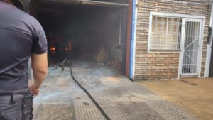 Un auto se incendió al intentar arrancarlo en el garaje de una casa imagen-2