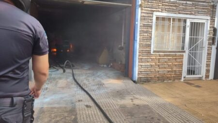 Un auto se incendió al intentar arrancarlo en el garaje de una casa imagen-6