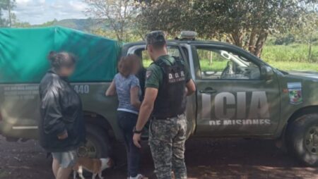 Una mujer fue despedida de un carro en movimiento y terminó hospitalizada imagen-4