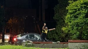 Inspector arrojó un piedrazo a motociclistas que hacían maniobras peligrosas y actos de provocación Inspector arrojó un piedrazo a motociclistas que hacían maniobras peligrosas y actos de provocación imagen-6