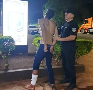 Quiso ingresar a una casa, quedó atrapado en el alambre y terminó detenido en Posadas imagen-7