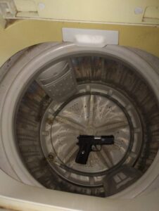 Investigadores “pescaron a Mojarra” con un arma usada en asaltos escondida en un lavarropas imagen-4