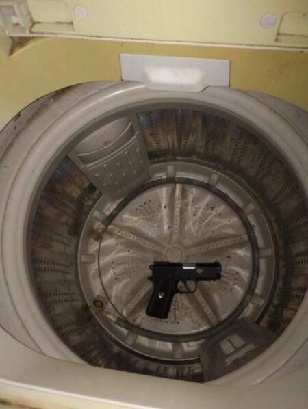 Investigadores “pescaron a Mojarra” con un arma usada en asaltos escondida en un lavarropas imagen-6