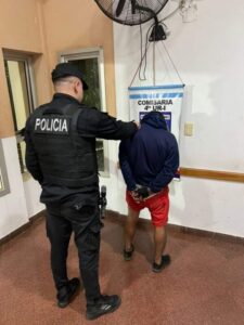 “Los trepamuros” de Villa Cabello: cayó uno en pleno robo y buscan a su cómplice que escapó por los techos imagen-1