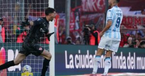 Maravilla Martínez y la peor tarde de su vida con Racing: del penal que quiso picar, al gol errado insólito que festejó todo Independiente Maravilla Martínez y la peor tarde de su vida con Racing: del penal que quiso picar, al gol errado insólito que festejó todo Independiente imagen-4