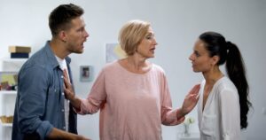 ¿La suegra tóxica es un mito o un problema real? El conflicto silencioso que puede romper una pareja imagen-3