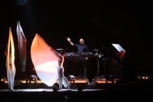 El ‘cura DJ’ brindó un show en Plaza de Mayo con música electrónica y oraciones para recordar al papa Francisco imagen-2