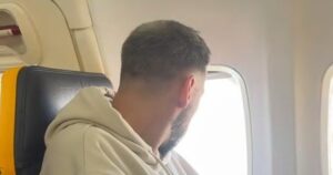 Viajó en avión y al aterrizar recibió un mensaje especial por los altoparlantes: "Quedó en shock cuando oyó su nombre" imagen-3