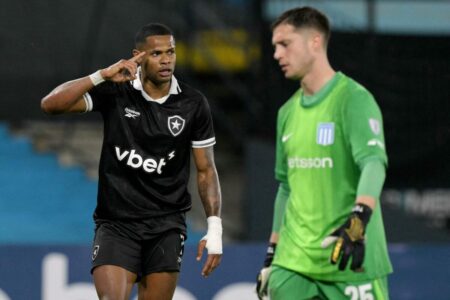 Racing expuso sus errores defensivos y perdió ante Botafogo en un Cilindro vacío Racing expuso sus errores defensivos y perdió ante Botafogo en un Cilindro vacío imagen-7