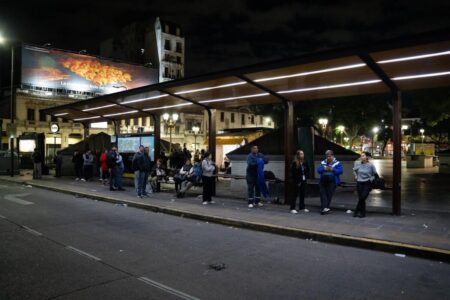 Paro de colectivos: las líneas que no funcionan hoy y cuándo termina la medida de UTA Paro de colectivos: las líneas que no funcionan hoy y cuándo termina la medida de UTA imagen-12