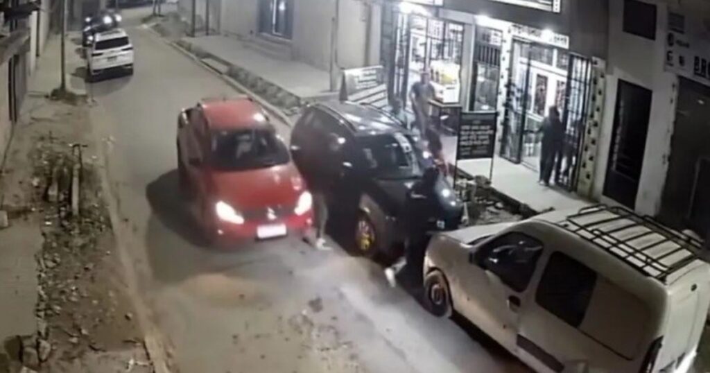 Inseguridad en Lomas de Zamora: un automovilista embistió a un ladrón para evitar el robo piraña de un vehículo y todo quedó grabado imagen-99