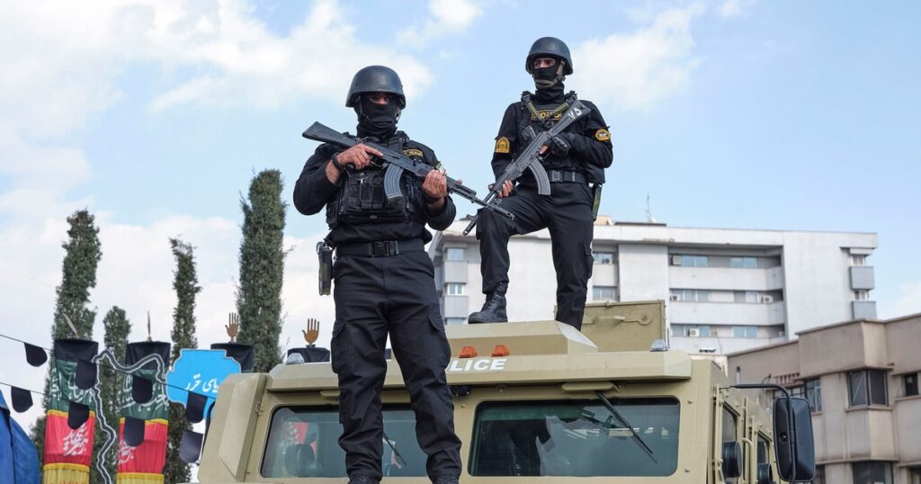 La Guardia Revolucionaria le respondió a Trump: dice que Irán no enviará una delegación a Pakistán mientras siga el bloqueo en el estrecho de Ormuz imagen-99