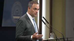 Adorni llegó al Congreso y se reunió con el bloque libertario antes de una sesión clave imagen-1