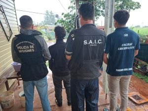 Realizaron un allanamiento en el barrio Itaembé Guazú y detuvieron a un joven por presunta distribución de material de abuso infantil tras reportes internacionales Realizaron un allanamiento en el barrio Itaembé Guazú y detuvieron a un joven por presunta distribución de material de abuso infantil tras reportes internacionales imagen-7