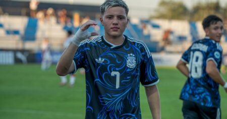 Dos goles y una asistencia: quién es el pibe de River que la rompió en el debut del Sub 17 Dos goles y una asistencia: quién es el pibe de River que la rompió en el debut del Sub 17 imagen-16