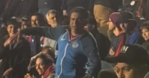 Video: repudiable gesto racista de un hincha de San Lorenzo contra Santos imagen-2