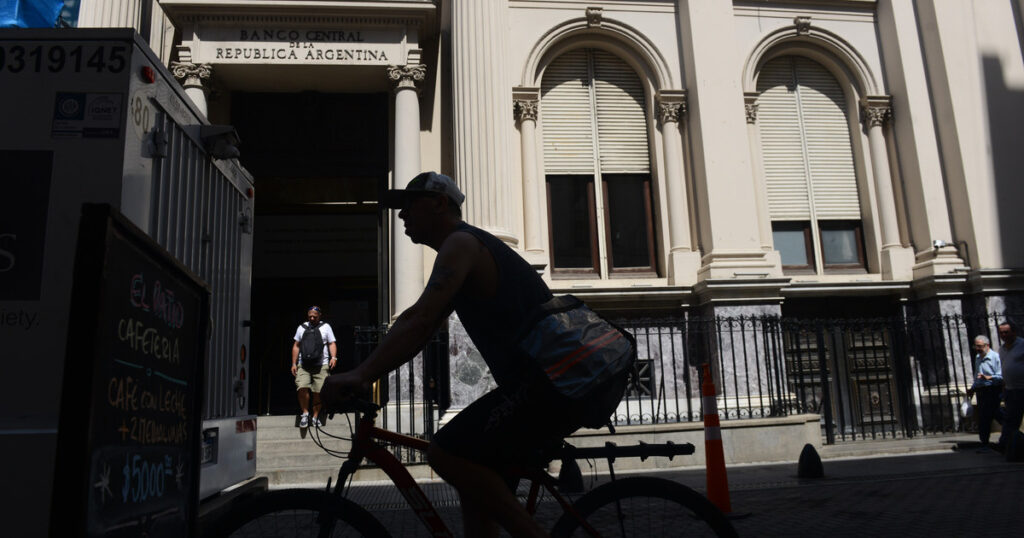 Para cumplir la meta con el FMI, el Banco Central tiene que comprar US$ 1.250 millones por mes hasta finales de 2027 imagen-96